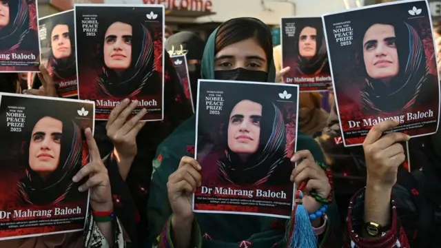 د بلوچستان د یووالي کمېټې فعالانو او د مدني ټولنو غړو د مهرنګ بلوڅ انځورونه په لاسونو کې او د هغې د خوشې کېدو غوښتنه کوي.