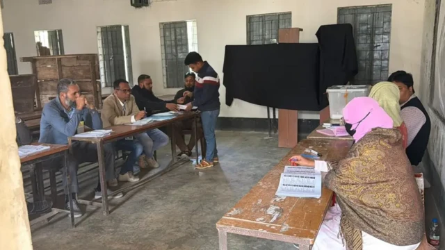 په ګوپال ګنج سیمه کې چې د عوامي لیګ ګوند کلک مرکز بلل کېده، په سختۍ سره د رایو په مرکزونو کې رایې ورکوونکي ترسترګو کېدل.