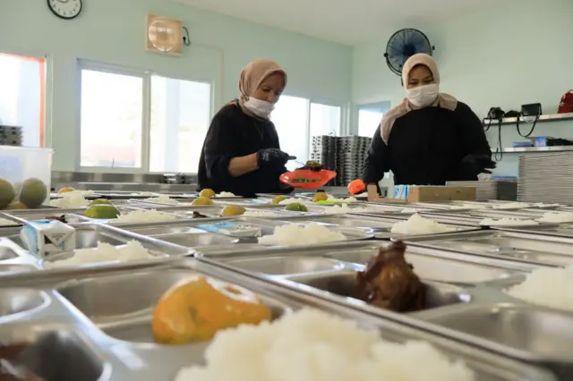 Petugas SPPG menyiapkan paket MBG di salah satu SPPG di Kota Padang, Sumatera Barat.