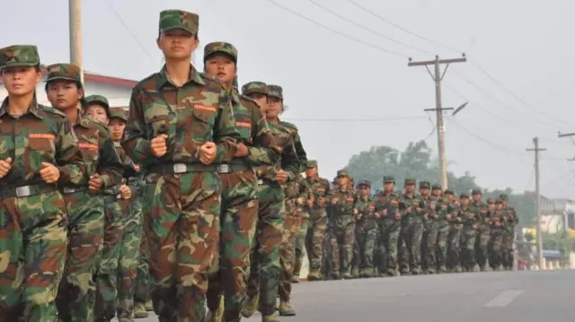 တအာင်းတပ် အမျိုးသမီးတပ်ဖွဲ့ဝင်တွေ (ပုံဟောင်း)