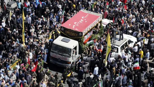 सिरियामा मारिएका इरानी सैन्य कमाण्डर र सल्लाहकारहरूको शव यात्रामा तेहरानमा हजारौँ मानिसहरू सहभागी भएका थिए