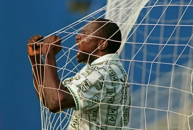 Rashidi Yefini célèbre son premier but face à la Bulgarie le 21 juin 1994, lors de la Coupe du Monde aux Etats-Unis. 