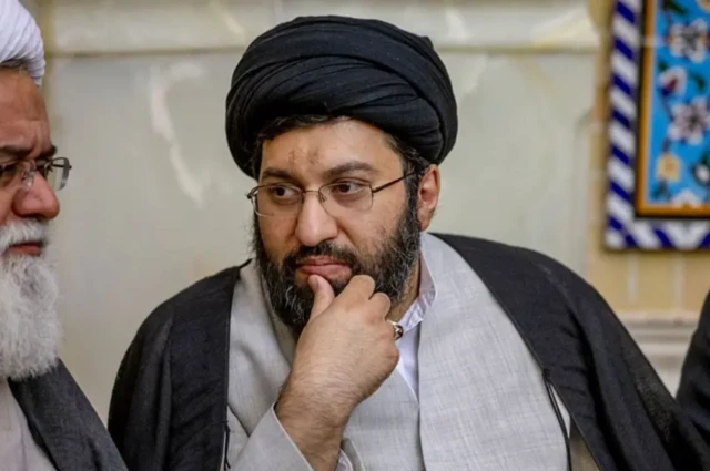 ਮੈਸਮ ਖਾਮੇਨਈ ਦੇ ਪੁੱਤਰਾਂ ਵਿੱਚੋਂ ਸਭ ਤੋਂ ਛੋਟਾ ਹੈ