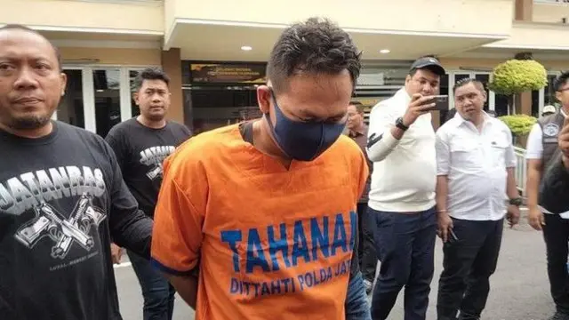 Tersangka mutilasi mayat dalam koper Ngawi saat dihadirkan di Polda Jatim.
