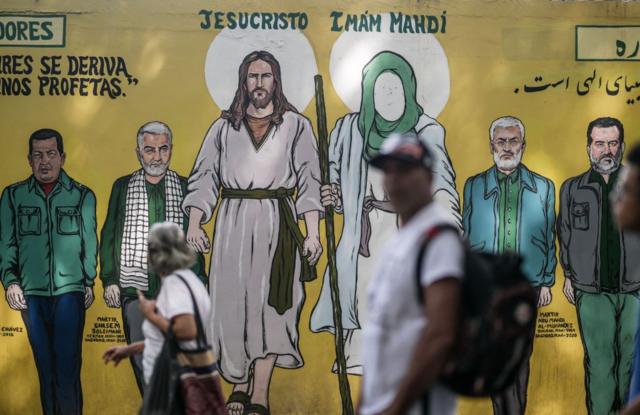 این گرافیتی عیسی مسیح و مهدی موعود را در کنار رئیس‌جمهور درگذشته ونزوئلا و فرماندهان کشته شده سپاه قدس در یک قاب نشان می‌دهد.