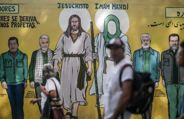 این گرافیتی عیسی مسیح و مهدی موعود را در کنار رئیس‌جمهور درگذشته ونزوئلا و فرماندهان کشته شده سپاه قدس در یک قاب نشان می‌دهد.