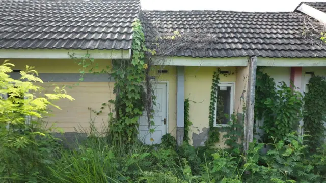 Penampakan rumah subsidi di daerah Cikarang, Kabupaten Bekasi, Jawa Barat yang ditinggalkan pemiliknya. 