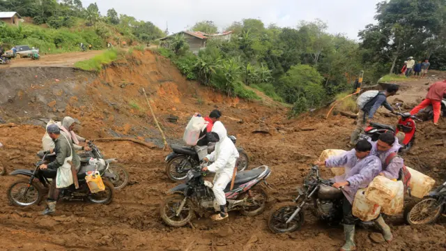 Sejumlah pengendara melangsir bahan bakar minyak (BBM) jenis pertamax dan bio solar di Desa Burni Pase, Kecamatan Permata, Bener Meriah, Aceh, Sabtu (13/12/2025).