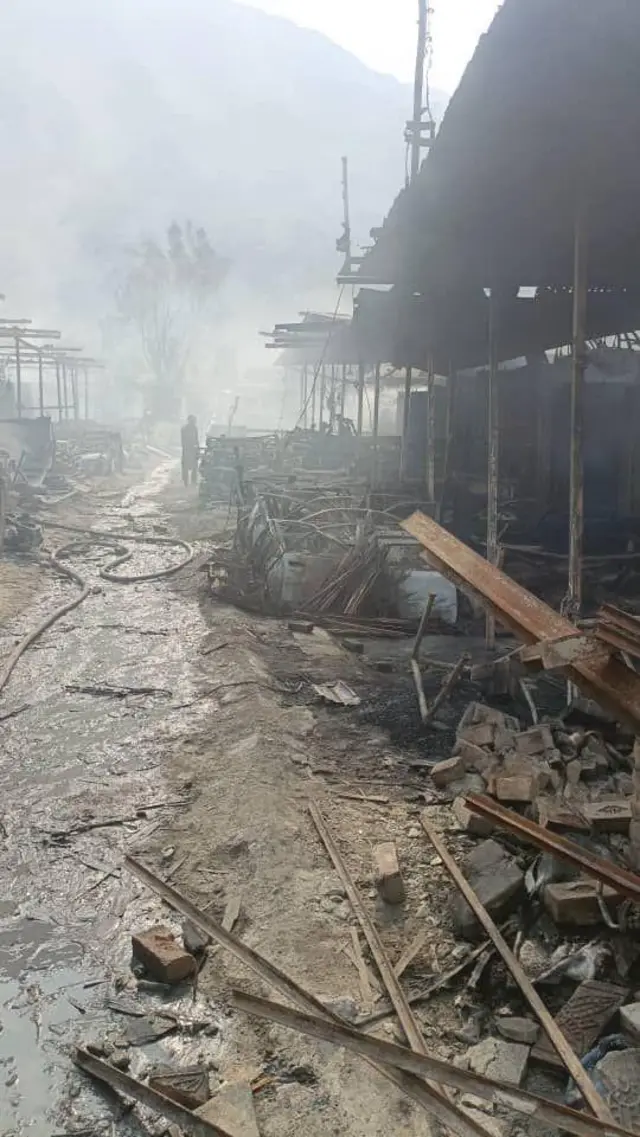 مارکیت تجارتی در تورخم که به گفته مقام‌های حکومت طالبان بر اثر حمله موشکی پاکستان آتش گرفته است.