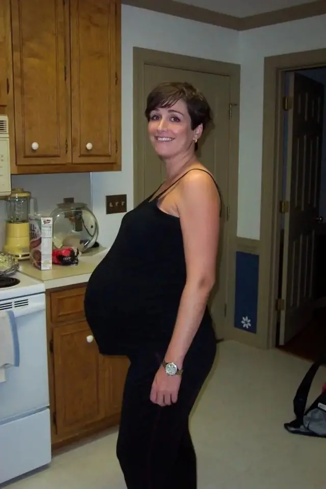 ٹینا اور مارک کے بچے کو کوکھ ان کی بہن ریچل فراہم کرتی ہیں