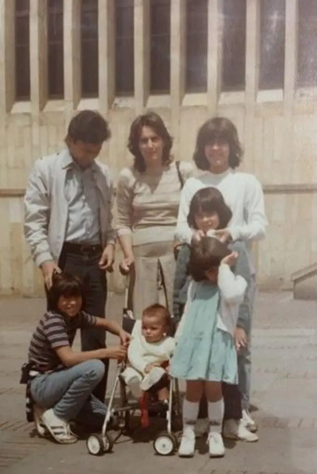 La familia Uran Bidegain frente al edificio del entonces Palacio de Justicia en Bogotá.