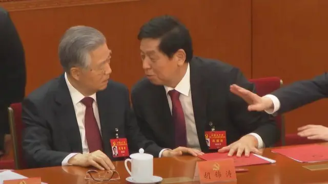 แ﻿ฟ้มเอกสารตรงหน้าหู จิ่นเทา ถูกดึงออกไป มีความลับอะไรอยู่ในนั้น ?