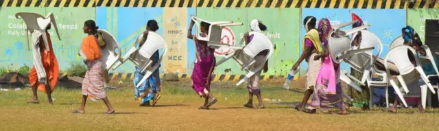 आझाद मैदानावर आंदोलनासाठी आलेल्या महिला आणि मागे मेट्रोचं काम सुरू असलेली सूचना देणारा फलक