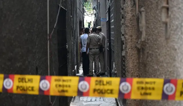 পশ্চিম দিল্লির রোহিনী এলাকার পুলিশ ওই পরিবারের সদস্যদের আটক করে - প্রতীকী ছবি