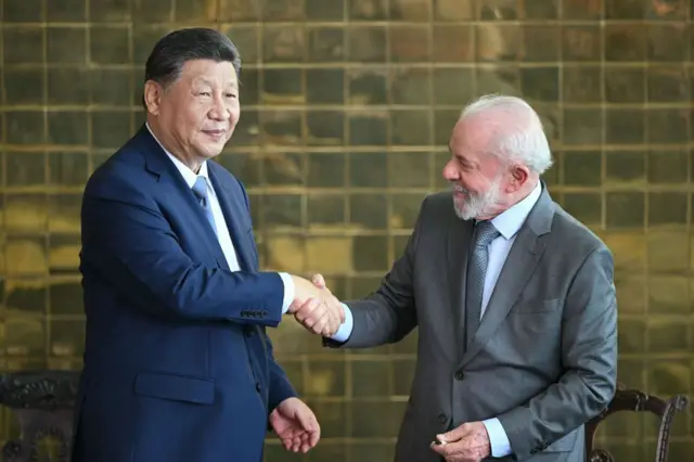 Xi Jinping e Lula dando um aperto de mão