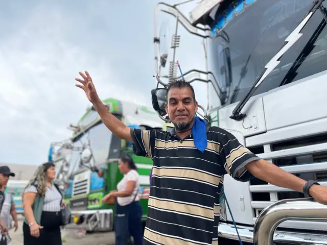 Homem trabalhando na rotacentros de apostas on lineônibus para Ahuachapán no terminal rodoviáriocentros de apostas on lineSanta Ana, El Salvador,centros de apostas on linefevereirocentros de apostas on line2024