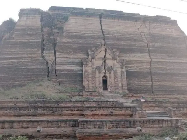 မန္တလေးမှာ အခုရက်ပိုင်းအတွင်း ငလျင်ကြောင့် မင်းကွန်းဒေသက ပုထိုးတော်ကြီးက အက်ကွဲရာဟာ ပိုထင်သာမြင်သာရှိလာတယ်လို့ ဒေသခံတွေက ပြောပါတယ်။