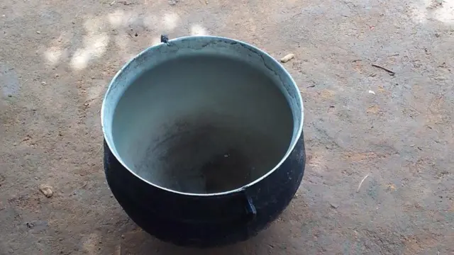 Foto of di pot wey dem cook di swallow inside