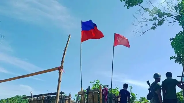 ခမရ-၅၃၉ တပ်ရင်းမှာ အေအေအလံလွှင့်ထူထားတဲ့မြင်ကွင်း