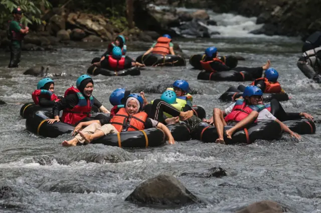 Wisatawan menyusuri aliran Sungai Cikalumpang menggunakan ban di wisata alam Kampoeng 165, Padarincang, Kabupaten Serang, Banten, Sabtu (16/05).