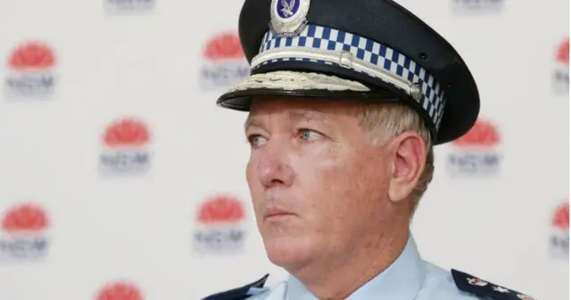 Komisioner Kepolisian NSW, Mick Fuller, dikritik karena terlibat dalam siaran podcast.