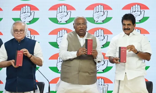 সংবিধান রক্ষার প্রতিশ্রুতি দিয়ে দেশের সংবিধান হাতে নিয়ে কংগ্রেস নেতারা