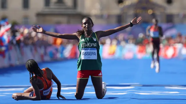 Atileet Tigist Olompikii gubbaa medaaliyaan meetii maaraatooniin argatte Itoophiyaaf Taphoota Paarisirratti medaaliyaa afraffaa ta'eera 