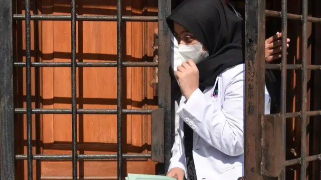 Dokter sepesialis kejiawaan RSUD Ciamis Andi Fatimah Yuniasari keluar dari ruang tahanan usai memeriksa kondisi kejiwaan Tarsum tersangka pembunuhan mutilasi di Makopolres Ciamis, Jawa Barat, Senin (6/5/2024).