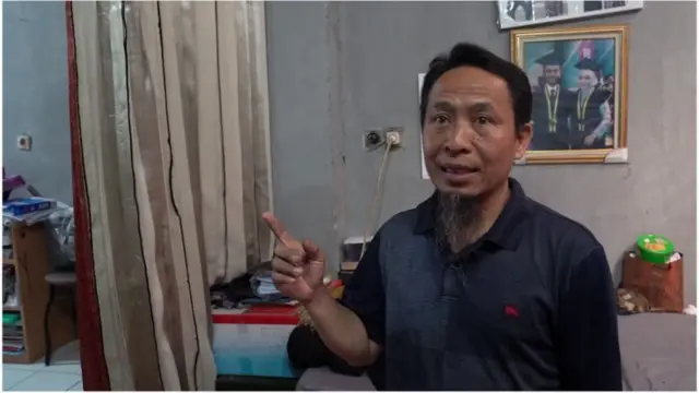 Rumah warga rusak akibat pengerjaan proyek kereta cepat.