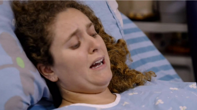 Neta deitadaesportebet brasil comcamaesportebet brasil comhospital com expressãoesportebet brasil comdor enquanto conversa com reportagem da BBC