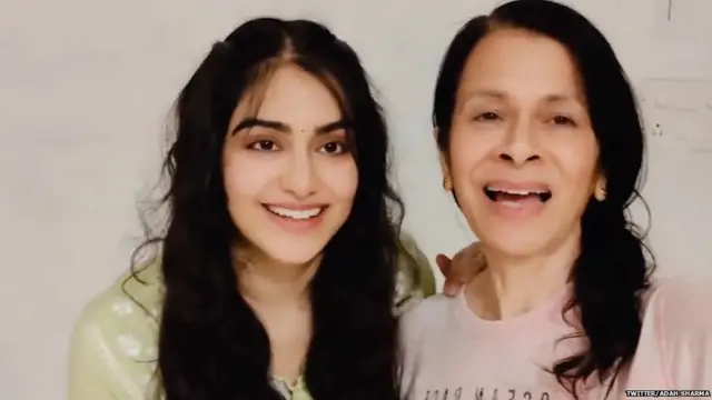 அதா ஷர்மா தனது தாயுடன்