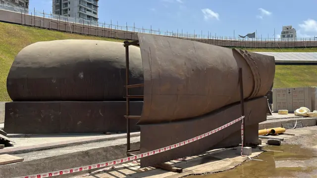 पुतळ्याचे बुटांचे पार्ट्स अशे एका बाजूला ठेवल्याचे दिसून आले