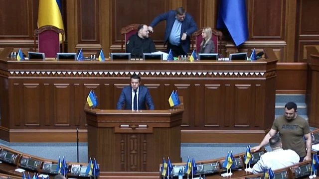 Атмосфера у сесійній залі незадовго до початку голосувань за міністра оборони і очільника МЗС, 19 серпня 2026 року