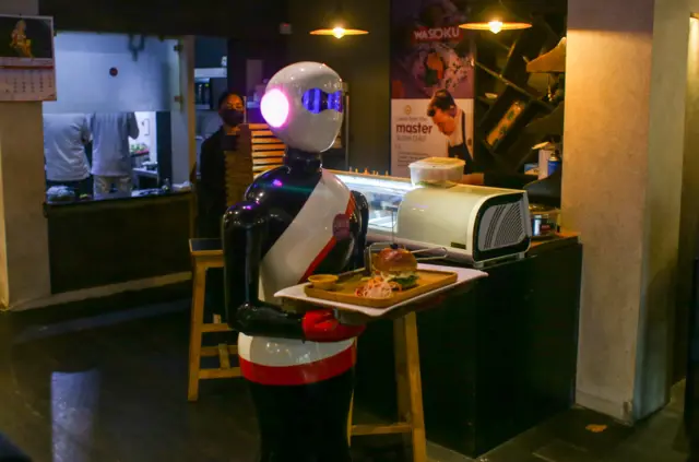 खानेकुरा टेबलसम्म पुर्‍याउन रोबोट