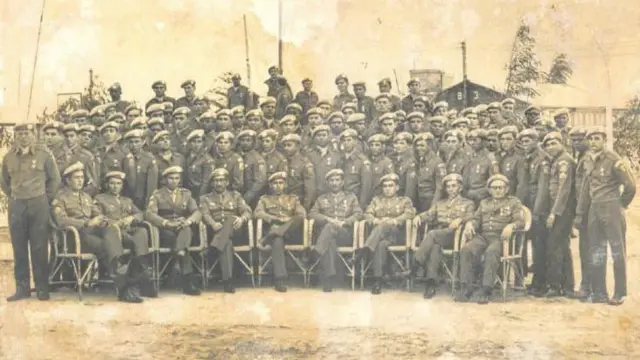 15º Contingente do Batalhãobolsa apostas copaSuez, 1964/1965. Na fotobolsa apostas copapreto e branco, os componentes da 9ª Companhia posambolsa apostas copatrajes militares e usando a boina azul da ONU,bolsa apostas copadiabolsa apostas copaoutorga das medalhasbolsa apostas copaserviçobolsa apostas copapaz