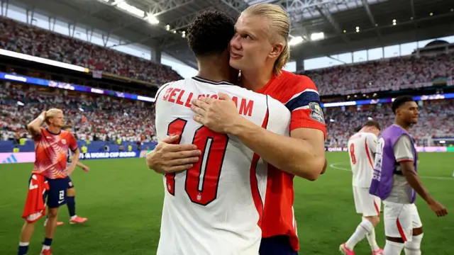 Jude Bellingham z reprezentacji Anglii i Erling Haaland z reprezentacji Norwegii obejmują się na boisku po ćwierćfinale mundialu. Miami Gardens, Floryda, 11 lipca 2026 roku. 