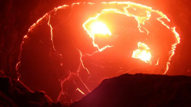 埃塞俄比亚埃尔塔阿雷火山（Erta Ale）的熔岩冲破地表。