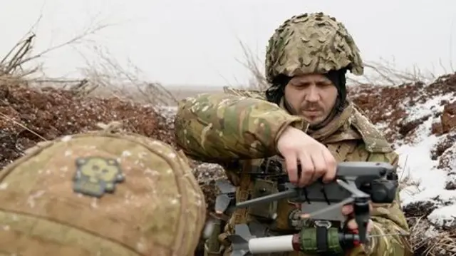 Ilya na Oleksii wanatumia ndege zisizo na rubani zilizo na mabomu kushambulia wanajeshi wa Urusi wakiwa umbali mfupi tu.