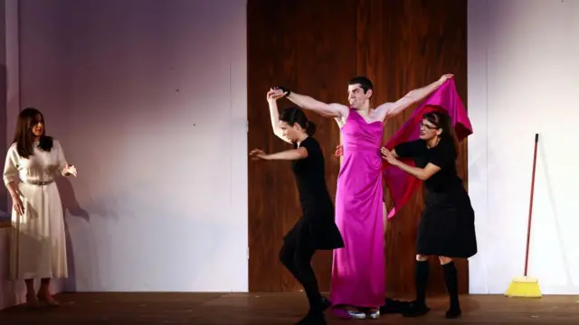 خوانندگان اپرا در طول تمرین لباس "ازدواج فیگارو" اثر کومیشه اپر برلین در جشنواره بین المللی ادینبورگ در ۱۵ اوت ۲۰۲۴ در ادینبورگ، اسکاتلند اجرا می کنند. اپرای کمیک موتزارت در یک مجموعه چند سطحی در محصولی به کارگردانی کریل سربرنیکوف روی صحنه می رود.