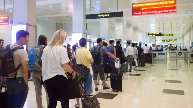 ရန်ကုန်လေဆိပ်အတွင်း နိုင်ငံတကာခရီးသည်ဆိုက်ရောက်နေရာမြင်ကွင်း( ပုံဟောင်း)