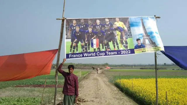 দুইদিকে চলে গিয়ে ফ্রান্সের পতাকার দুই প্রান্ত। মাঝে দাঁড়িয়ে তৌহিদুল ইসলাম চঞ্চল ।