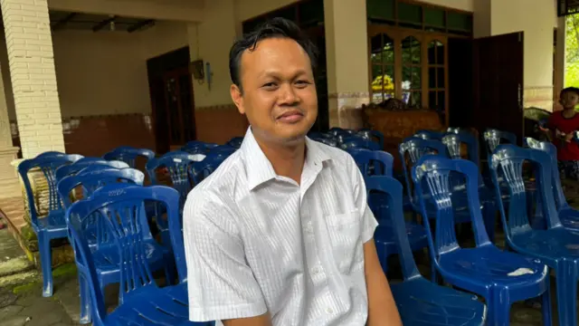 Kakak ipar Farizal, Novan Heri Prabowo (34 tahun), bercerita bahwa adiknya hampir setiap hari berkomunikasi dengan kedua orang tua lewat panggilan seluler.