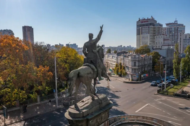 Памятник Щорсу