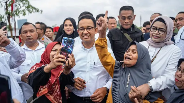 Anies Baswedan bersama para pendukungnya