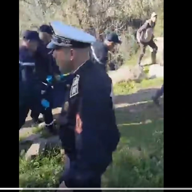 قوات الأمن ومتطوعون لحظة العثور على جثة سندس