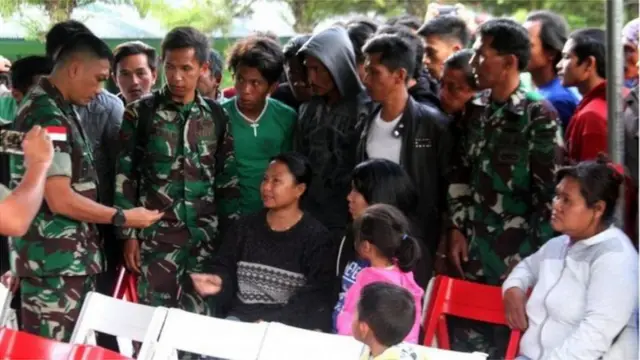 Perwira TNI berbincang dengan keluarga korban penembakan di Kabupaten Nduga, Papua.