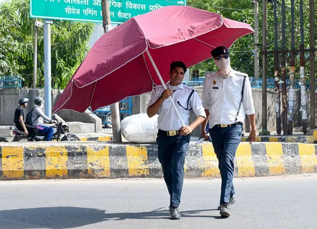 नोएडा से सेक्टर 38 में 20 मई को ट्रैफ़िक पुलिस वाले को स्ट्रीट वेंडर का छाता इस्तेमाल करते हुे देखा गया