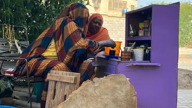 سيدتان تحضران الشاي