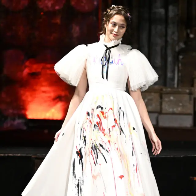 หนึ่งในชุดที่วินนี่และฮีโร่ออกแบบ