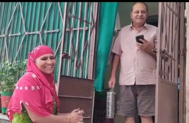 ગ્રાહકને ટિફિન ડિલિવર કરી રહેલાં રંજનબહેન